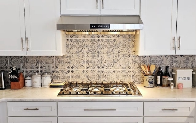 what is an under cabinet range hood